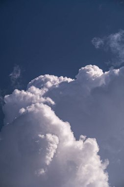 Karanlık, yoğun ve görkemli, gri fırtına bulutları