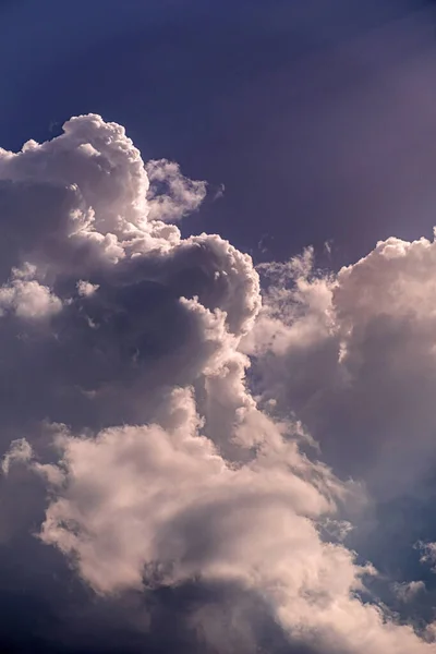 Dunkle Dichte Und Prächtige Graue Gewitterwolken — Stockfoto
