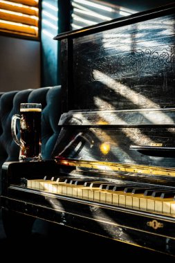 Beyaz ve siyah tuşlu piyano enstrümanı