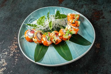 Siyah arka planda suşi.