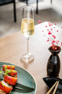 Suşi ve köpük restoranda.