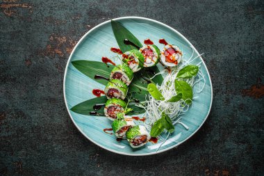 Siyah arka planda suşi.