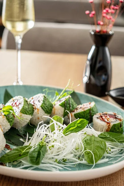 レストランでの寿司と白ワイン — ストック写真