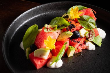 Domates ve karpuz salatası. Feta ve balzamik soslu.