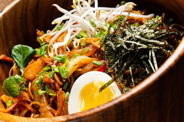 Et ve sebzeli Asya eriştesi.