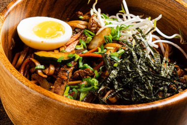 et ve sebzeli erişte.