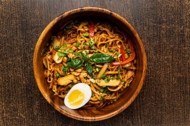 Tavuk ve yumurtalı erişte.