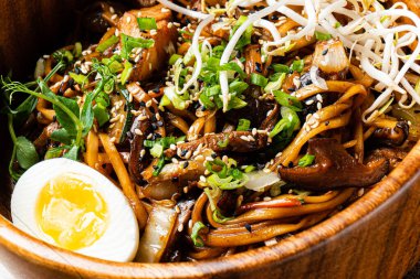 etli erişte ve yumurta.