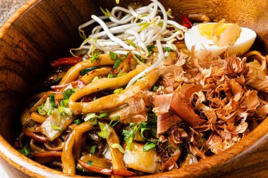 Kalamar ve yumurtalı erişte.