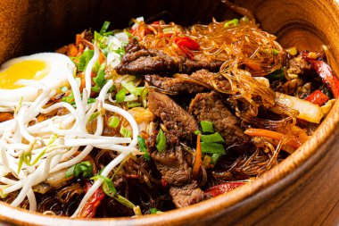 et ve sebzeli erişte.