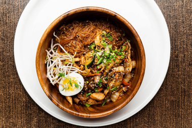 et ve sebzeli erişte.