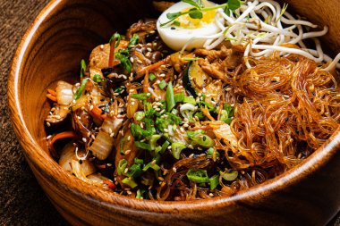 et ve sebzeli erişte.