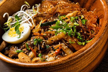 et ve sebzeli erişte.