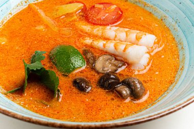 Karides ve mantarlı Asya çorbası.