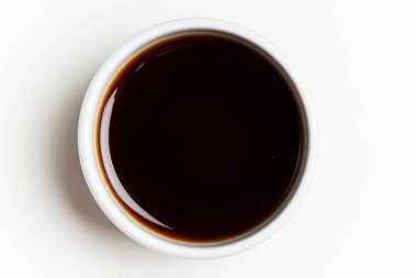 Beyaz arka planda soya sosu