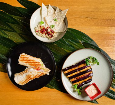 Arap restoranında akşam yemeği.