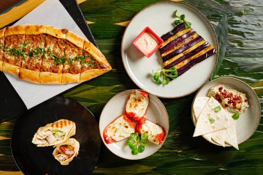 Arap restoranında akşam yemeği.