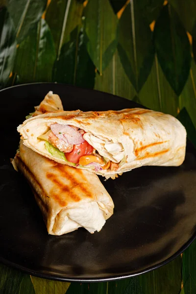 샤와르마 샌드위치 Shawarma Sandwich 양배추 녹색으로 채워진 라바시 동양의 — 스톡 사진