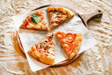 Ev yapımı sebzeli ve peynirli pizza.