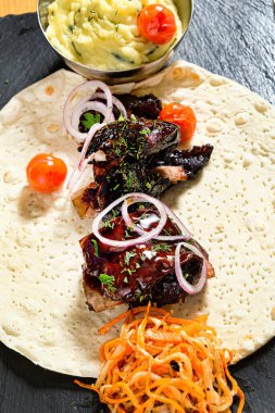 Et ve sebzeli tortilla.