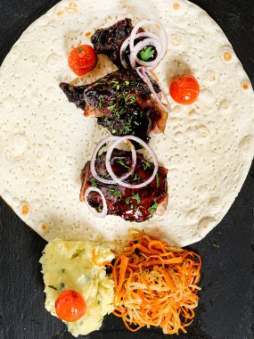 Et ve sebzeli tortilla.