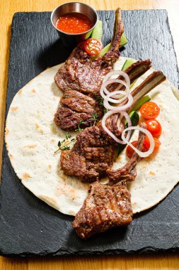 Izgara et ve soslu kebap.