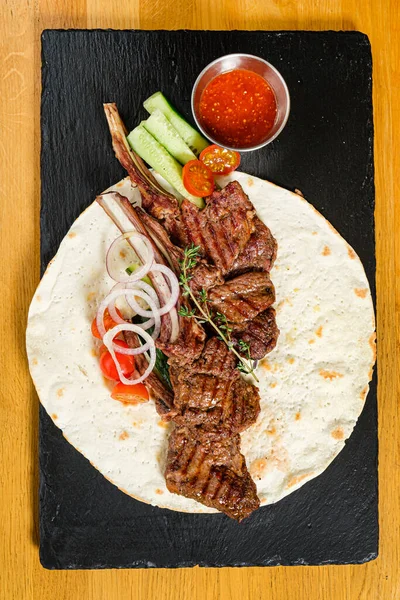 Kebab Con Carne Salsa Parrilla —  Fotos de Stock