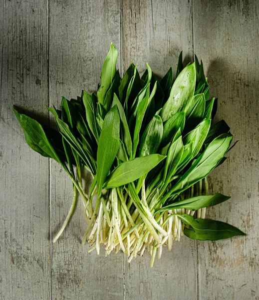 Bir demet taze sarımsak..