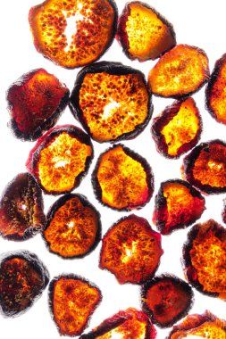 Beyaz arka planda kurumuş incirler