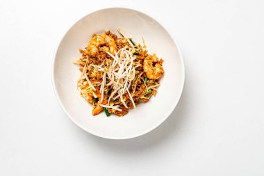 Karides ve sebzeli kızarmış şehriye.