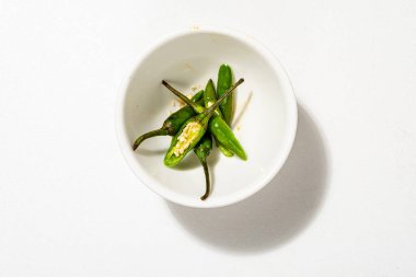 Taze çiğ organik biberler. 