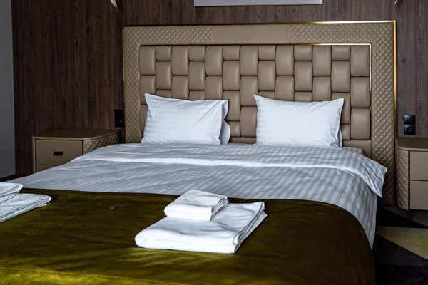 Двоспальне Ліжко Готельному Номері — стокове фото