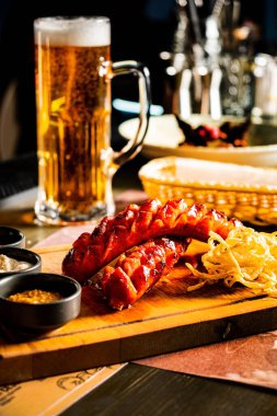 Sosisli ve biralı ızgara sosis.