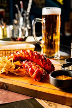 Sosisli ve biralı ızgara sosis.