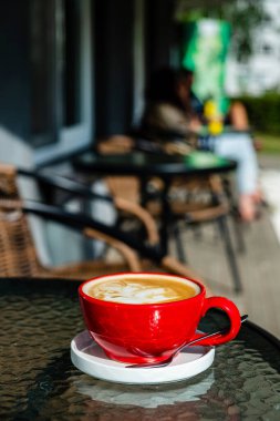 Kırmızı bardakta bir fincan kuppuccino.