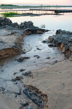 Göle giden eski ahşap köprü