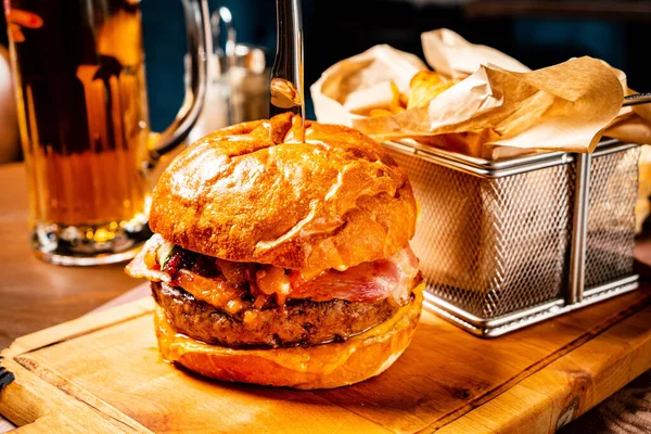 Pyszne Hamburgery Frytkami Piwem — Zdjęcie stockowe