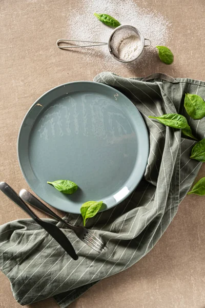Tischdecken Mit Gabel Messer Teller Und Serviette — Stockfoto