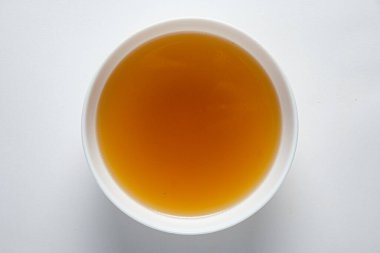 Kokulu su ve sebzeli haşlanmış et suyu.