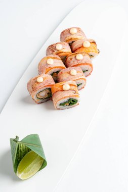 Beyaz arka planda tasy sushi