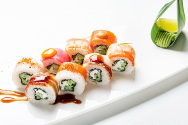 Beyaz arka planda tasy sushi