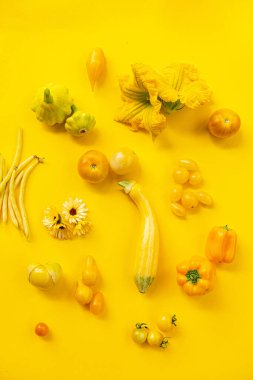 Sarı arka planda sarı sebzeler