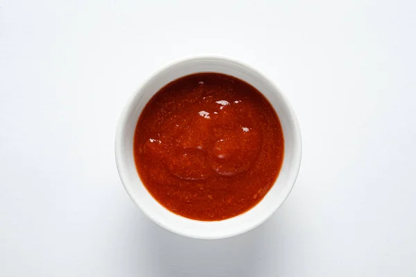 Rote Sauce Der Weißen Schüssel — Stockfoto