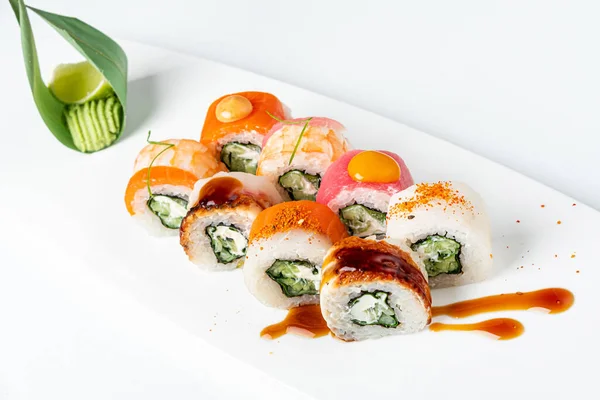 Beyaz Arka Planda Tasy Sushi — Stok fotoğraf