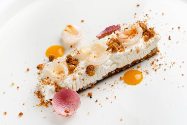 Mangolu Fransız pastası ve beyaz çikolata.