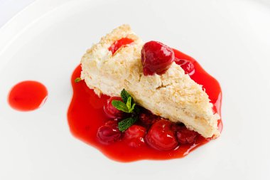 Kiraz soslu ve naneli Napolyon keki.