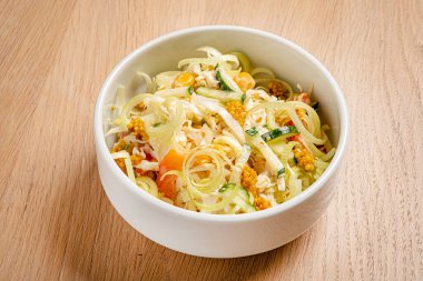 Beyaz kasede lahana salatası