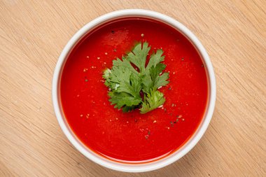 Ahşap arka planda kremalı çorba.