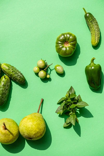 Grünes Gemüse Und Blumen Auf Grünem Hintergrund — Stockfoto