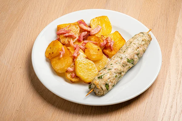 Spiedino Pollo Con Patate Fritte — Foto Stock